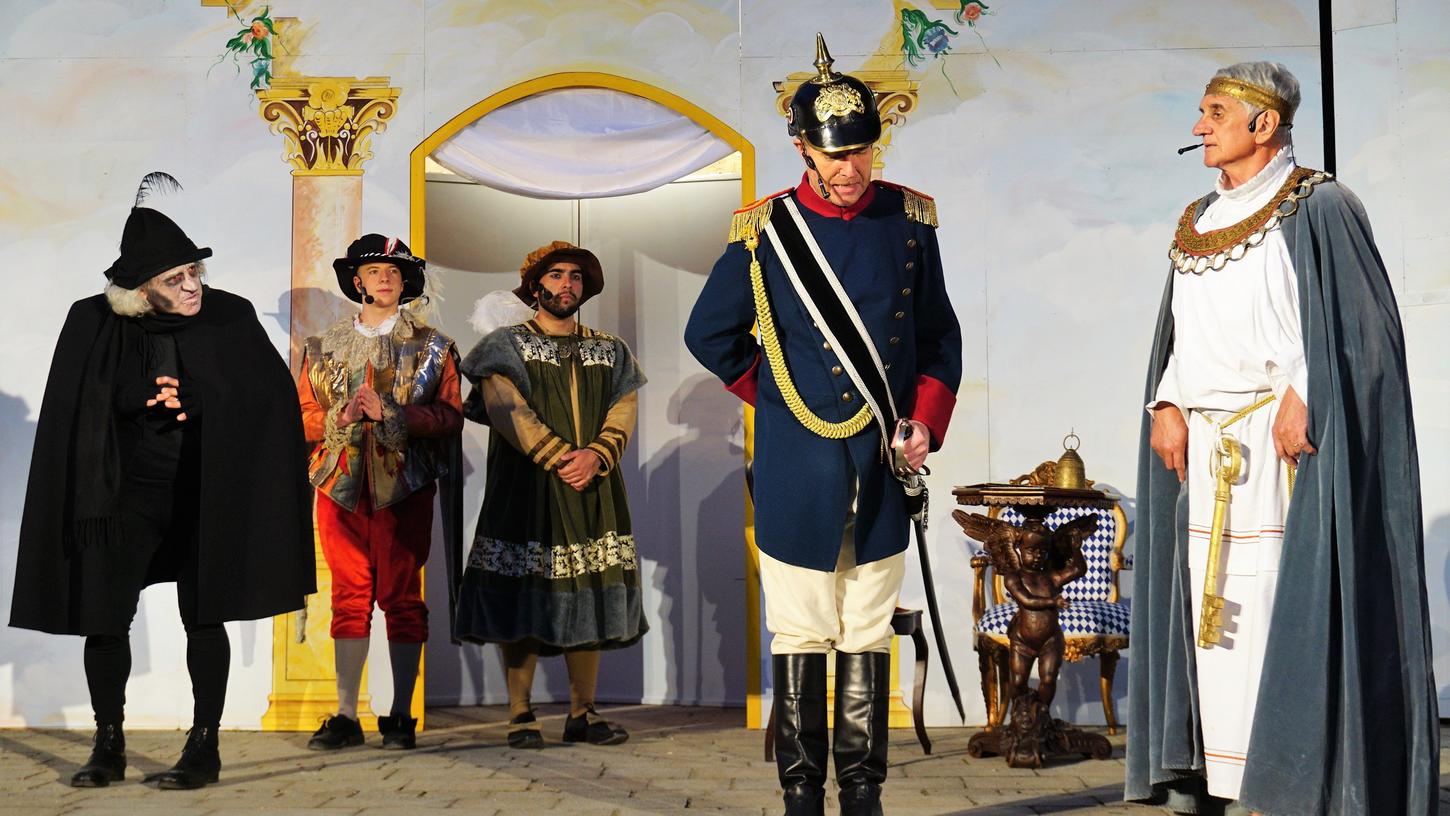 Zuletzt stand das Burgspielensemble 2019 mit dem bayerischen Klassiker „Der Brandner Kaspar und das ewig Leben“ auf der Bühne. 2022 soll mit dem 40-jährigen Jubiläum das Programm fortgesetzt werden.
Zuletzt stand das Burgspielensemble 2019 mit dem bayerischen Klassiker „Der Brandner Kaspar und das ewig Leben“ auf der Bühne. 2022 soll mit dem 40-jährigen Jubiläum das Programm fortgesetzt werden.