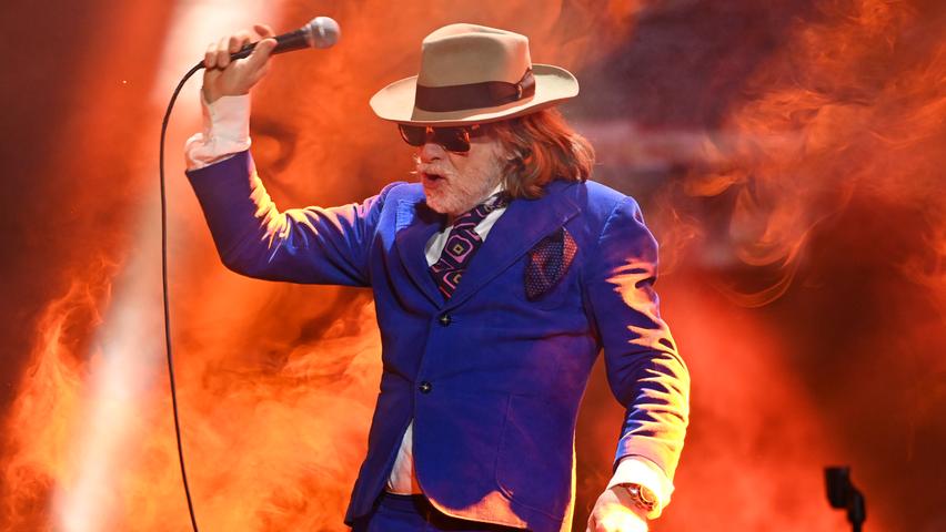 Der falsche Udo Lindenberg schwingt das Mikro.
Der falsche Udo Lindenberg schwingt das Mikro.