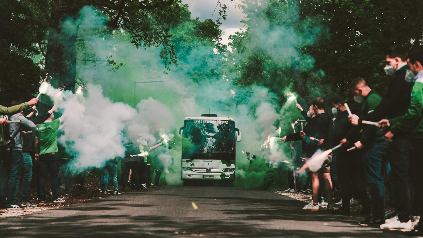 Stadt, Kleeblatt und Polizei appelliert an die Fans, zu Hause der Spielvereinigung die Daumen zu drücken.
Stadt, Kleeblatt und Polizei appelliert an die Fans, zu Hause der Spielvereinigung die Daumen zu drücken.