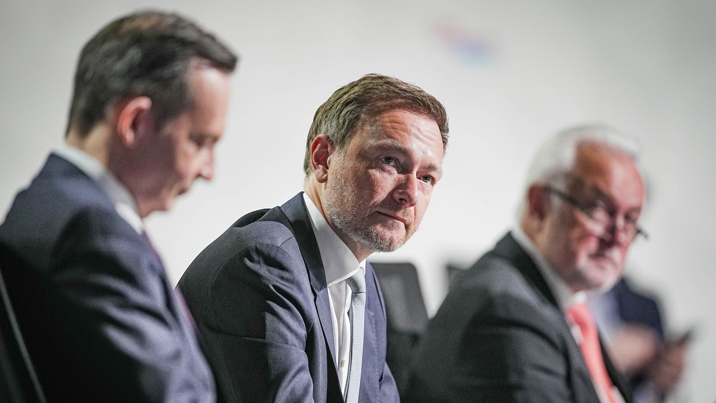 Christian Lindner, Parteivorsitzender der FDP, sitzt beim Bundesparteitag der FDP zwischen Volker Wissing (l), Generalsekretär der FDP, und Wolfgang Kubicki (r), stellvertretender FDP-Parteivorsitzender und Bundestagsvizepräsident.