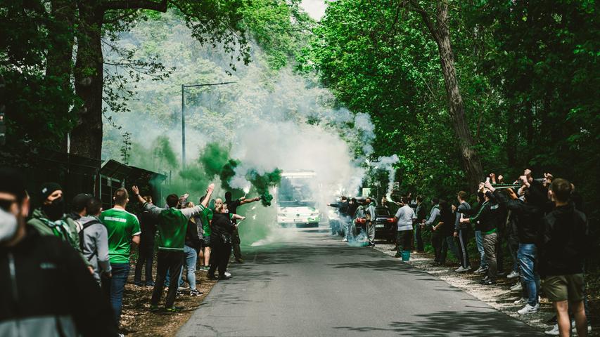 Pyro-Abschied zum Aufstiegsspiel: Kleeblatt-Fans trotzen der Pandemie