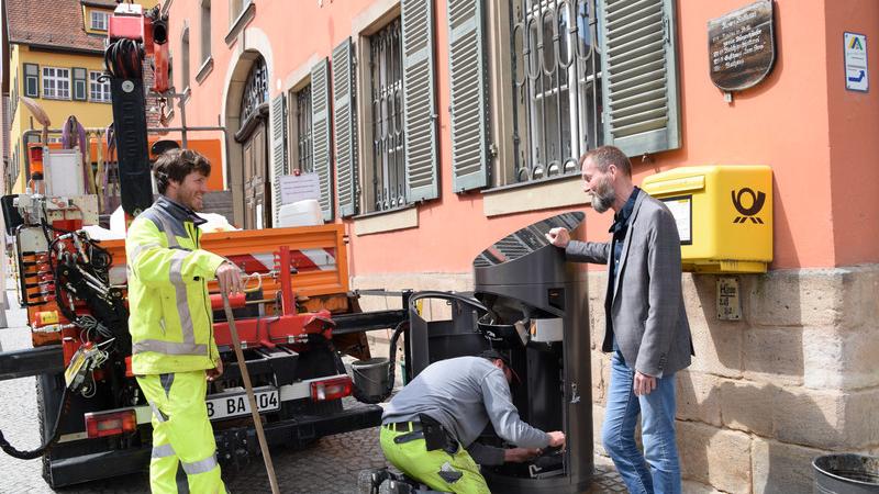 Letztes Jahr bereits hat die Stadt Dinkelsbühl testweise Müllpresseimer aufgestellt. Aus den Erfahrungen wurde nun ein Konzept für die Standorte und Ausführungen von Abfallbehältern erstellt, das ab sofort umgesetzt wird. Letztes Jahr bereits hat die Stadt Dinkelsbühl testweise Müllpresseimer aufgestellt. Aus den Erfahrungen wurde nun ein Konzept für die Standorte und Ausführungen von Abfallbehältern erstellt, das ab sofort umgesetzt wird.