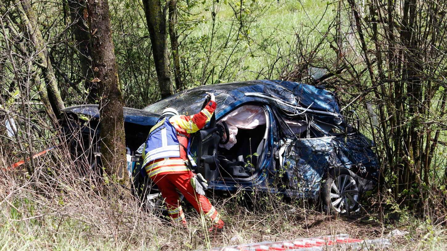 Der Unfallfahrer war im Auto eingeklemmt, die Feuerwehr befreite den Mann, nachdem er bei Aquaplaning von der A 3 bei Neumarkt abgekommen war.
Der Unfallfahrer war im Auto eingeklemmt, die Feuerwehr befreite den Mann, nachdem er bei Aquaplaning von der A 3 bei Neumarkt abgekommen war.