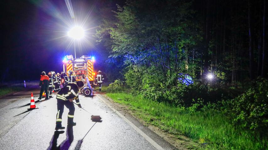 Schwer verletzt: Fahrer kommt nahe Dechsendorf von Straße ab