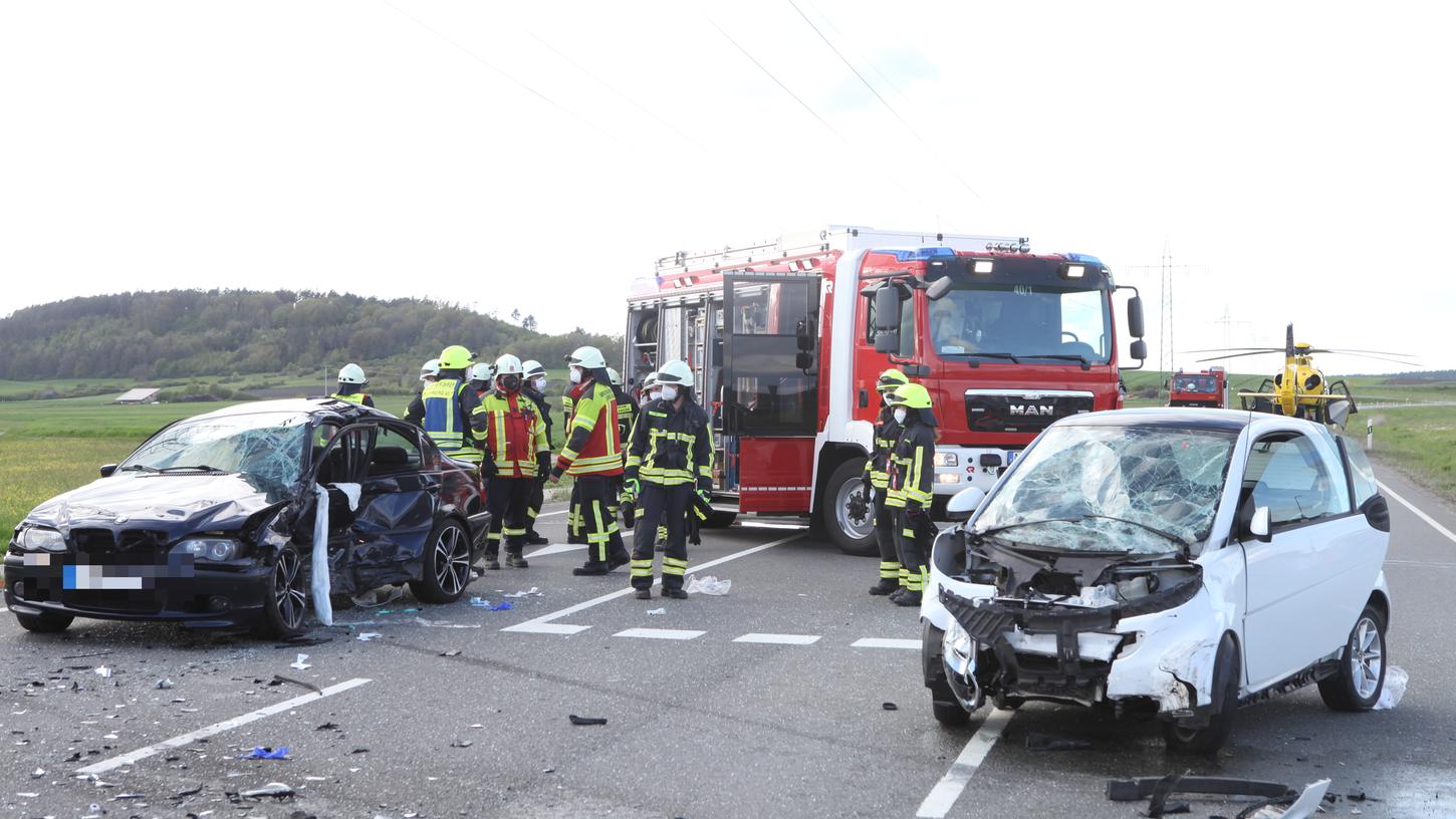 Smart gegen BMW: Bei einem Unfall am Sonntag zwischen den beiden Fahrzeugen in Lehrberg wurde ein 18-Jähriger schwer verletzt.