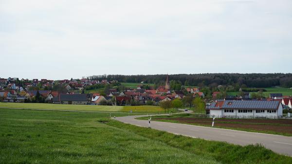 Von den umliegenden Feldwegen eröffnet sich ein schöner Blick auf den Dorfkern und die Siedlungsgebiete von Pfofeld.