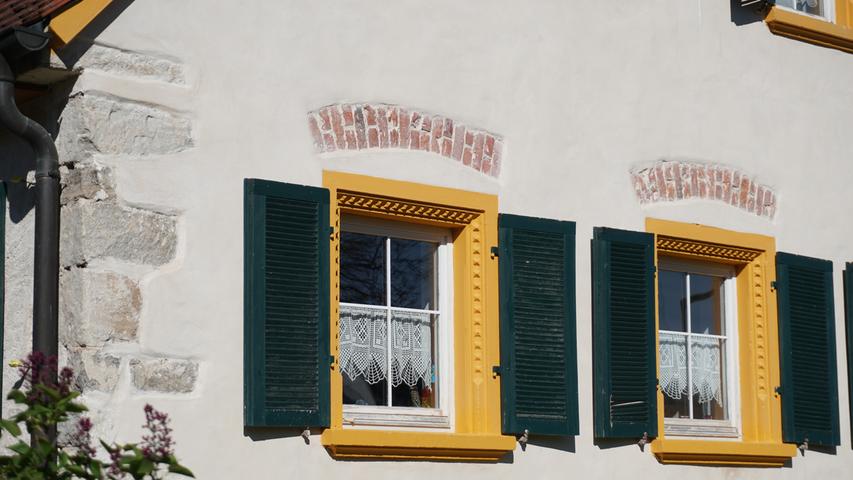 Das Dorfbild von Pfofeld wird besonders durch seine zahlreichen Bauernhäuser geprägt, deren historischer Charakter, wie man an den Fenstern in der Ringstraße 16 erkennen kann, bei Sanierungen detailgetreu herausgearbeitet wurde.