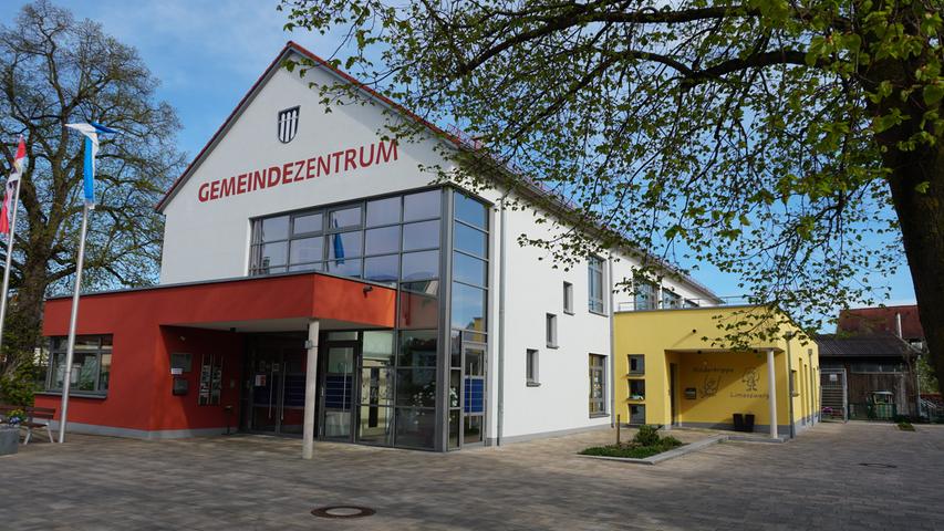 Das Gemeindezentrum für Pfofeld und seine Ortsteile wurde 2014 eingeweiht. Dieser Neubau beherbergt neben einer Gemeindekanzlei und einem Sitzungssaal eine Kinderkrippe und einen großen Raum für diverse Veranstaltungen.