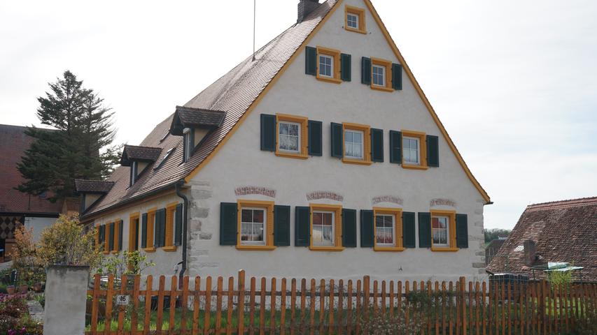 Das Dorfbild von Pfofeld wird von seinen zahlreichen Bauernhäuser geprägt, deren historischer Charakter bei Sanierungen meist detailgetreu herausgearbeitet wurde.