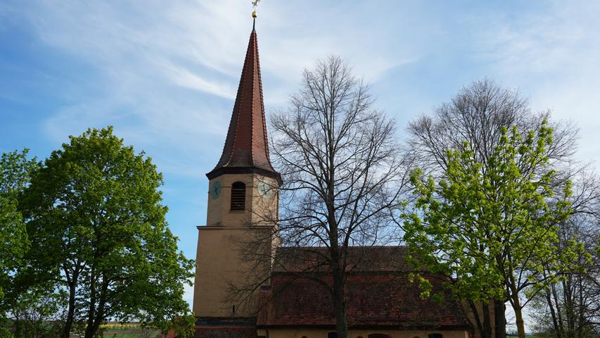 In exponierter Lage erhebt sich die einstige Wehrkirche St. Michael über das Dorf. Sie wurde 1130 dem Erzengel Michael geweiht und ist somit eine der ältesten Kirchen des Altmühlgebiets.