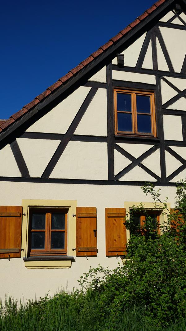 Das Dorfbild von Pfofeld wird besonders durch seine zahlreichen Bauernhäuser geprägt, deren historischer Charakter, wie hier das Fachwerk, bei Sanierungen detailgetreut herausgearbeitet wurde.
