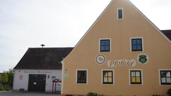 Im Vereinsheim neben der ansässigen freiwilligen Feuerwehr findet in der vereinseigenen Turnhalle des TSV Pfofeld und in den Schießständen des Schützenvereins ein großer Teil des regen Vereinslebens statt.
