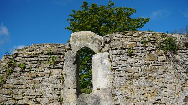 Die Ruine zeugt von der vermutlich im 14. Jahrhundert erbauten Kapelle zum heiligen Kreuz. Diese schöne Kulisse dient in den Sommermonaten als Bühne für Theateraufführen, verleiht aber auch Taufen, Trauungen und Himmelfahrtsgottesdiensten ein historisches Flair.