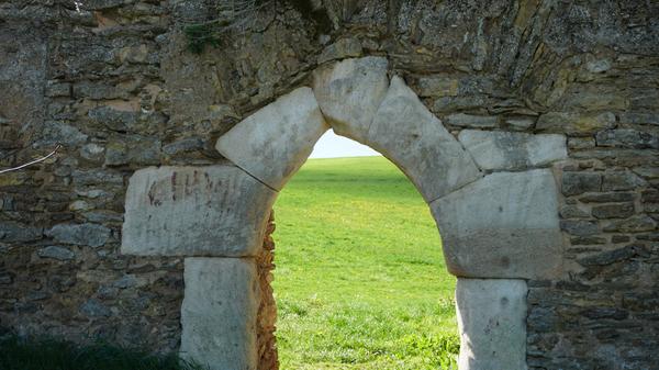 Die Ruine zeugt von der vermutlich im 14. Jahrhundert erbauten Kapelle zum heiligen Kreuz. Diese schöne Kulisse dient in den Sommermonaten als Bühne für Theateraufführen, verleiht aber auch Taufen, Trauungen und Himmelfahrtsgottesdiensten ein historisches Flair.