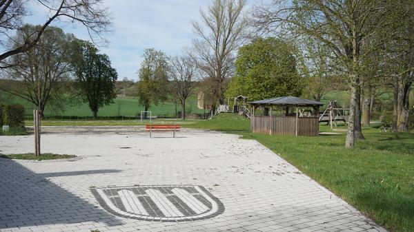 Neben dem Freizeitzentrum „Schwärz“ findet sich ein großer Spielplatz mit diversen Spielangeboten, wie Rutsche, Schaukel und Seilbahn.