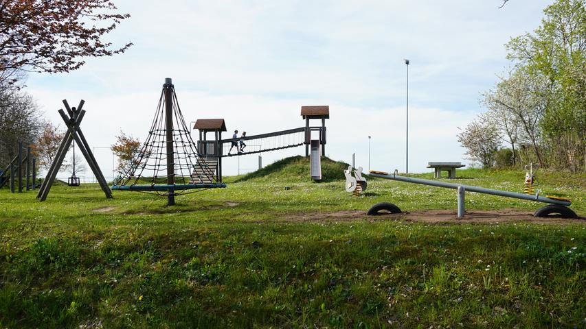 Neben dem Freizeitzentrum „Schwärz“ findet sich in Pfofeld ein großer Spielplatz mit diversen Spielangeboten, wie Rutsche, Schaukel und Seilbahn.

