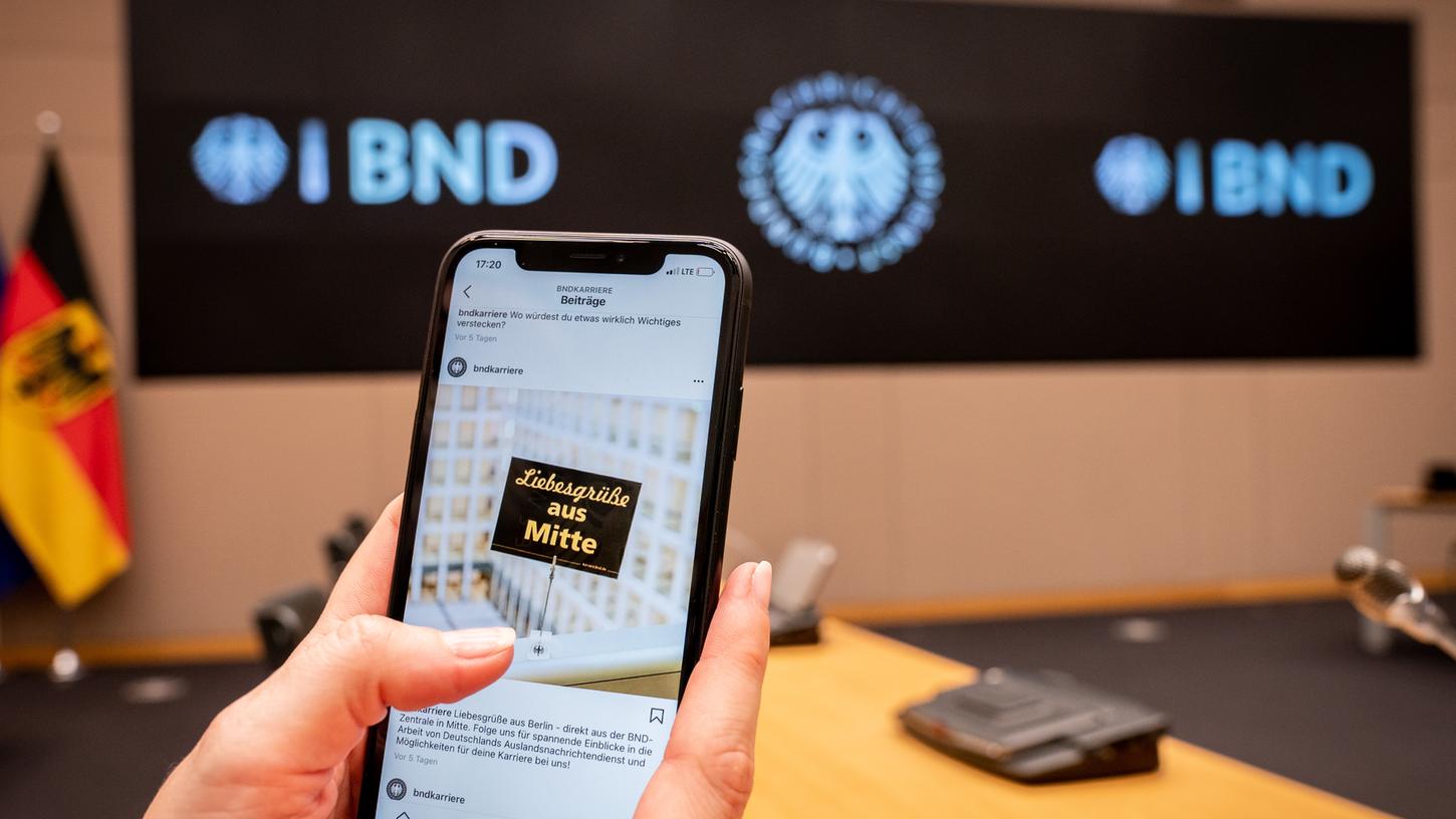 Eine Mitarbeiterin zeigt in der Zentrale des Bundesnachrichtendienstes (BND), ein Foto mit einer Postkarte mit der Aufschrift «Liebesgrüße aus Mitte». Das Foto wird einer der ersten Instagram-Posts des deutschen Auslandsgeheimdienstes.