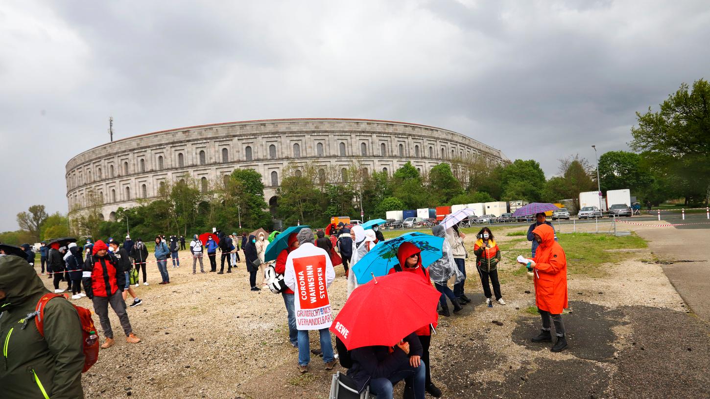 1200 Menschen kamen zur Querdenker-Demo am Samstag auf dem Volksfestplatz.
1200 Menschen kamen zur Querdenker-Demo am Samstag auf dem Volksfestplatz.