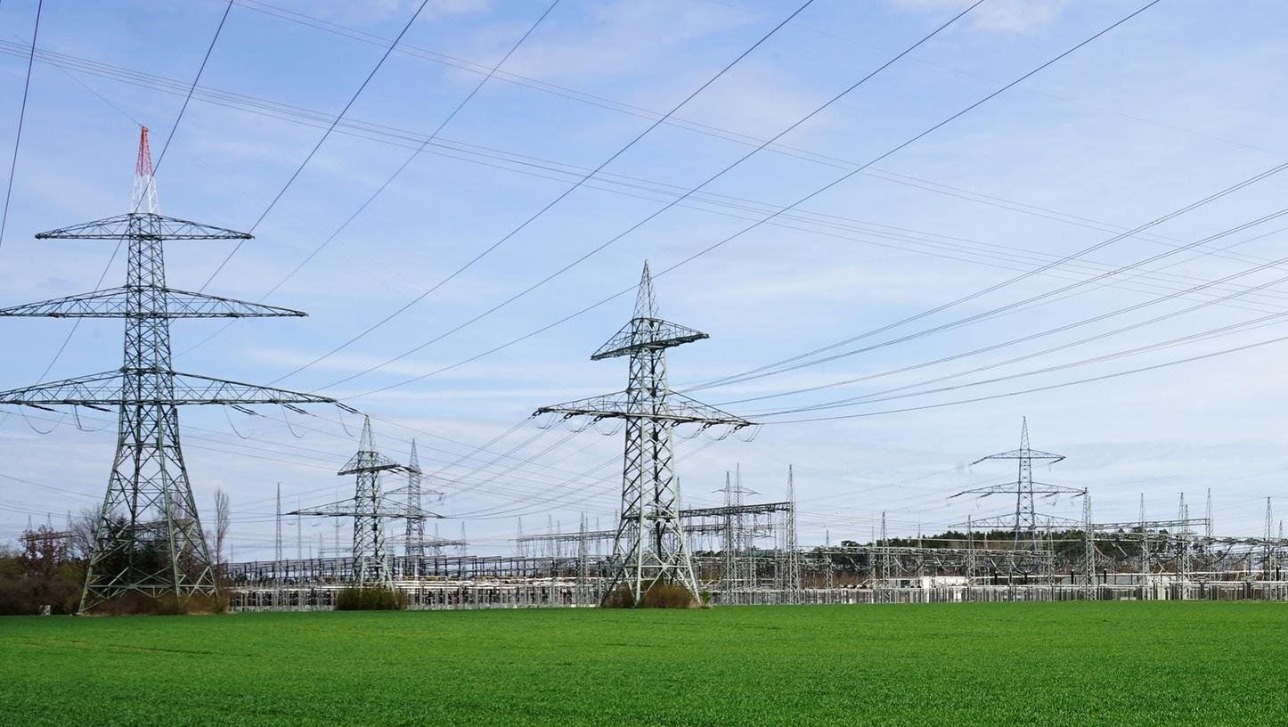 Das Umspannwerk in Raitersaich in der Gemeinde Roßtal ist eines der größten in Deutschland. Hier startet der geplante Ersatzneubau der Das Umspannwerk in Raitersaich in der Gemeinde Roßtal ist eines der größten in Deutschland. Hier startet der geplante Ersatzneubau der