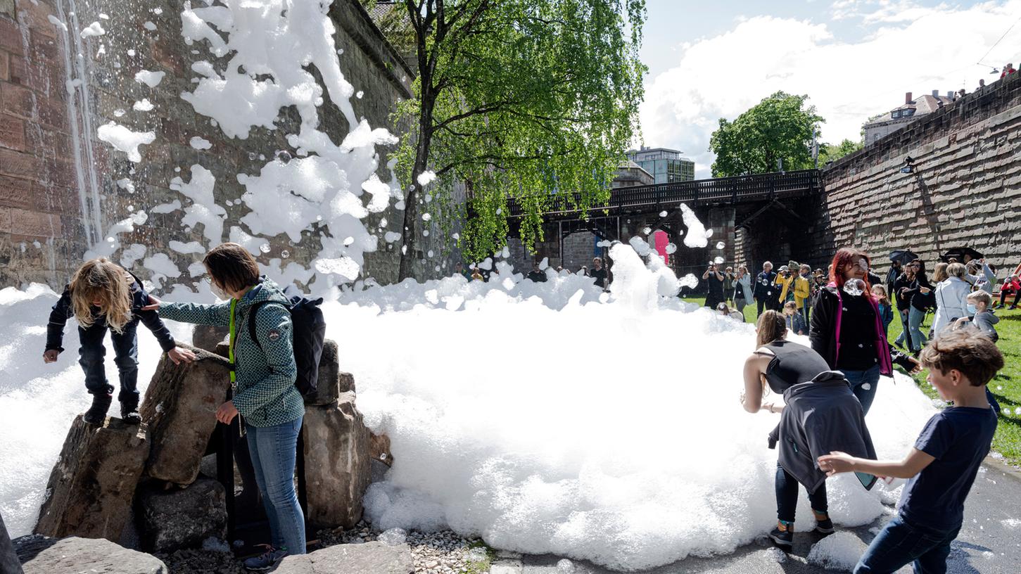 Schnee im Mai? Nein, eine unangekündigte Performance am Eröffnungstag von Schnee im Mai? Nein, eine unangekündigte Performance am Eröffnungstag von