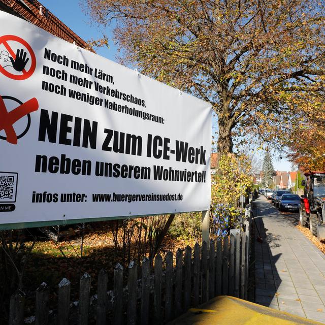Nürnberg , am 06.11.2020..Ressort: Lokales Foto: Stefan Hippel ..Altenfurt, Karl-Hertel-Straße, Protestplakate gegen ICE-Werk, und gegen den vermutlichen Standort an der Regensburger Straße entlang Protest; Ärger; Bahn; Bauprojekt; Transparent; Demonstration; ICE-Ausbesserungswerk; Instandhaltungswerk; Nürnberg , am 06.11.2020..Ressort: Lokales Foto: Stefan Hippel ..Altenfurt, Karl-Hertel-Straße, Protestplakate gegen ICE-Werk, und gegen den vermutlichen Standort an der Regensburger Straße entlang Protest; Ärger; Bahn; Bauprojekt; Transparent; Demonstration; ICE-Ausbesserungswerk; Instandhaltungswerk;