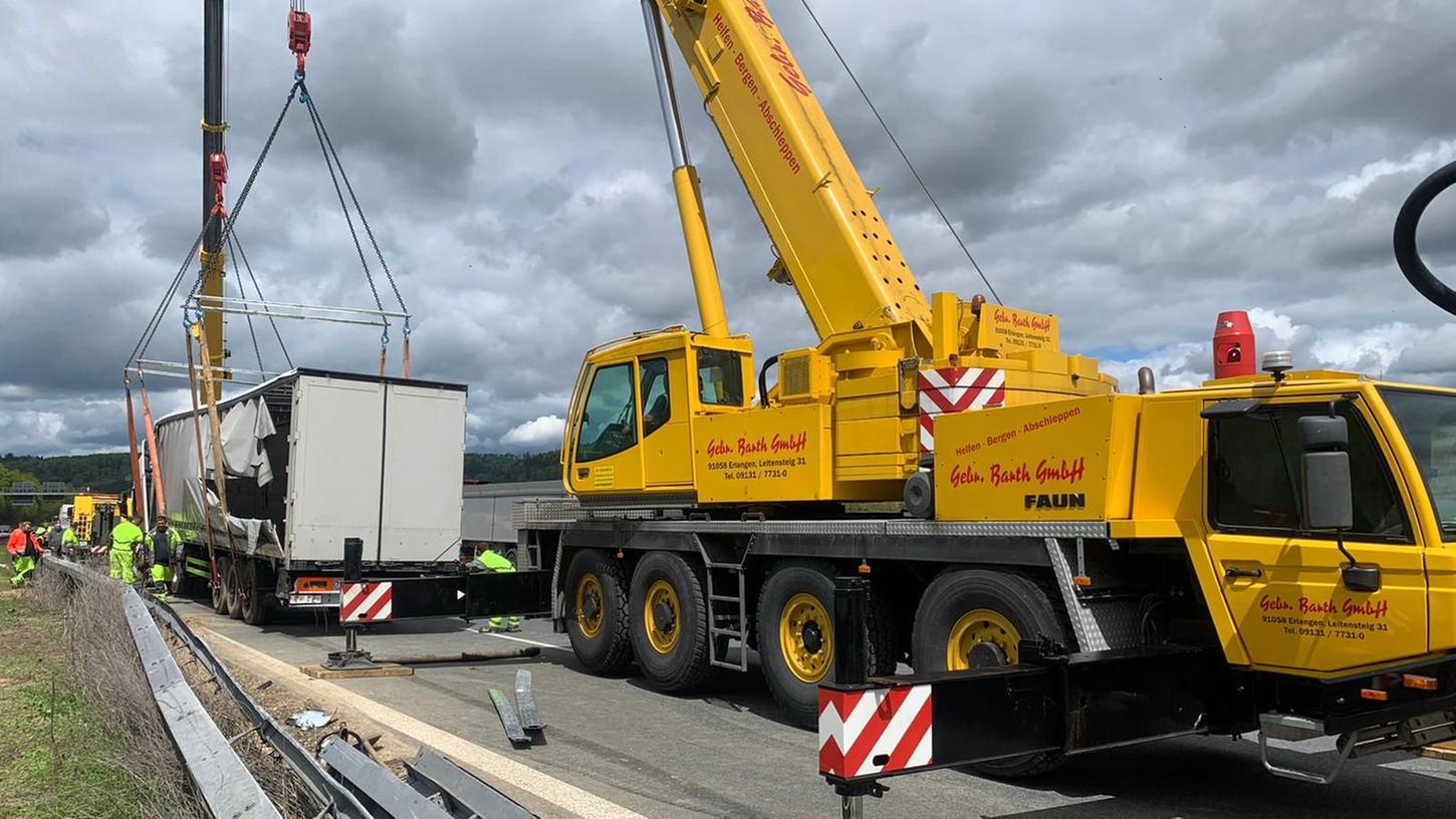 Der Sattelzug musste mit einem Kran aus der Leitplanke gehoben werden. Der Sattelzug musste mit einem Kran aus der Leitplanke gehoben werden.
