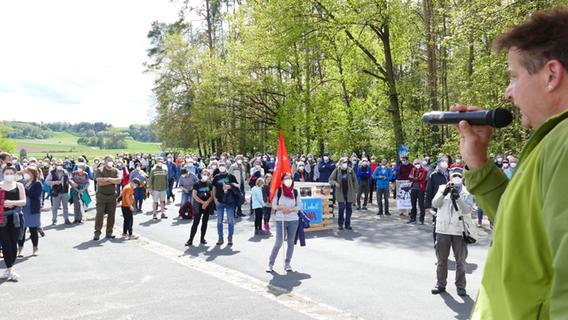 "Muna-Wald zu wertvoll": Hunderte demonstrierten erneut gegen Center Parcs