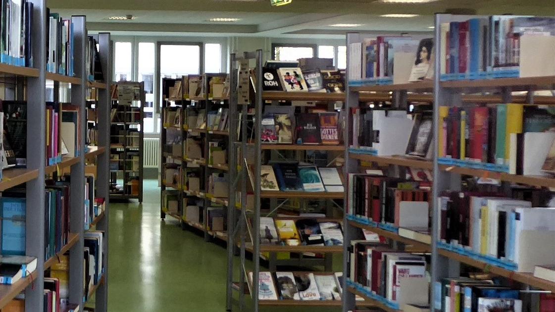 Reichlich Lesestoff oder andere Medien gibt es in den Pfingstferien zwar bei beschränkten Besucherzahlen, dafür aber verlängerten Öffnungszeiten.
Reichlich Lesestoff oder andere Medien gibt es in den Pfingstferien zwar bei beschränkten Besucherzahlen, dafür aber verlängerten Öffnungszeiten.