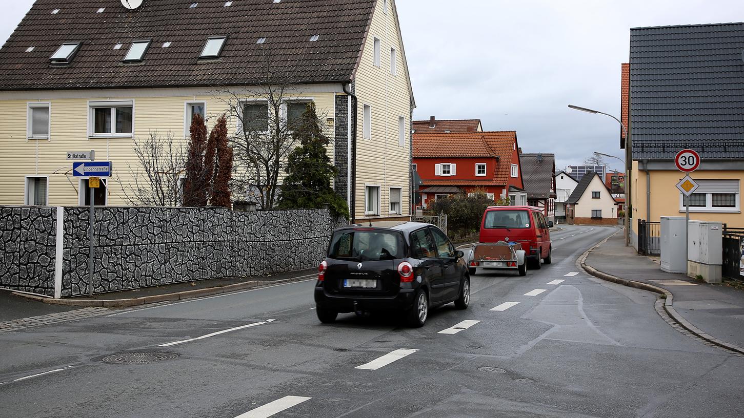 Die Tempobeschränkung in der Burker Ortsdurchfahrt beginnt und endet momentan auf Höhe der Stillstraße (li.). Das andere Ende wird vom früheren Autohaus Dürbeck markiert. Die Tempobeschränkung in der Burker Ortsdurchfahrt beginnt und endet momentan auf Höhe der Stillstraße (li.). Das andere Ende wird vom früheren Autohaus Dürbeck markiert.