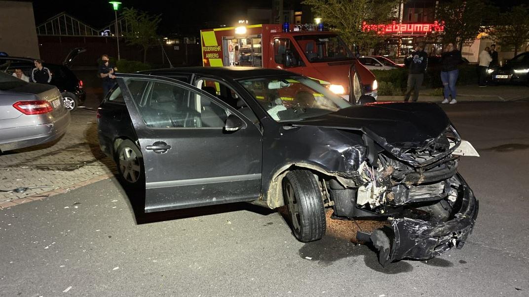 Die Autos der beiden Beteiligten waren nach dem Unfall Schrott.
Die Autos der beiden Beteiligten waren nach dem Unfall Schrott.