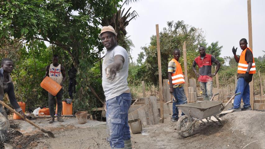 Das Hilfsprojekt Schulküche in Bassar in Togo musste wegen eines finanziellen Engpasses unterbrochen werden. David Djore (im roten T-Shirt)  setzt sich für seine Landsleute ein.