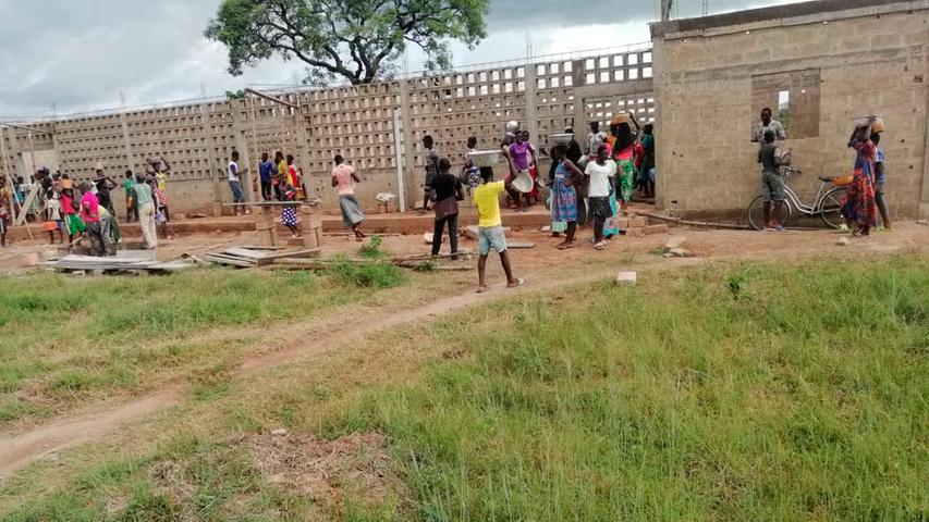 Auf der Baustelle packen alle mit an - auch die Schüler. Baustellen bedeuten in Togo, dass es vorwärts geht. Sie sind ein Grund zur Freude.