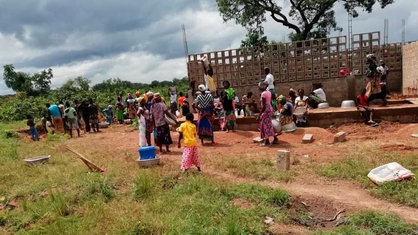 Auf der Baustelle packen alle mit an - auch die Schüler. Baustellen bedeuten in Togo, dass es vorwärts geht. Sie sind ein Grund zur Freude.