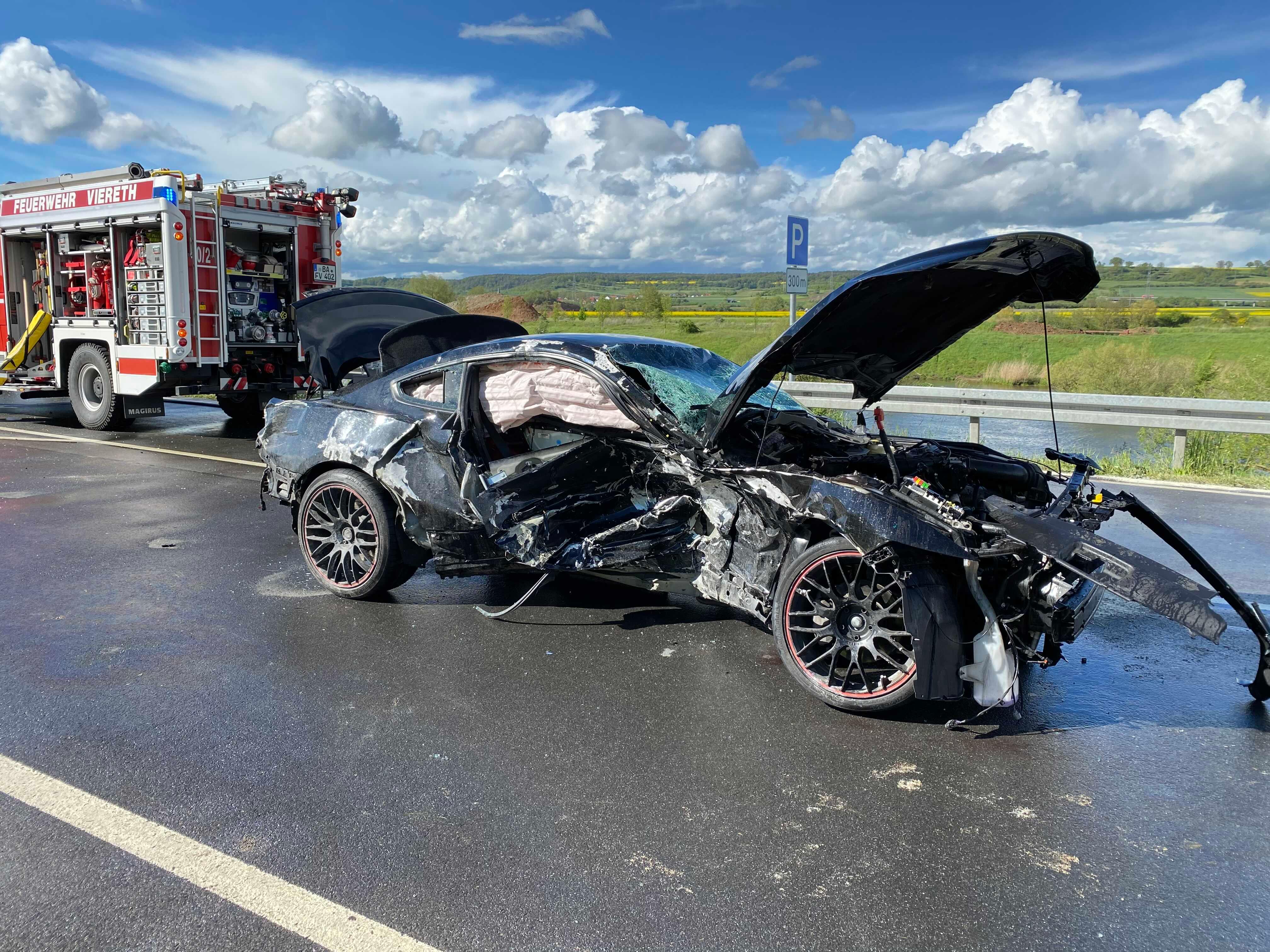 Mustang Fahrt Bei Bamberg In Gegenverkehr Drei Menschen Lebensgefahrlich Verletzt Viereth Trunstadt Nordbayern De