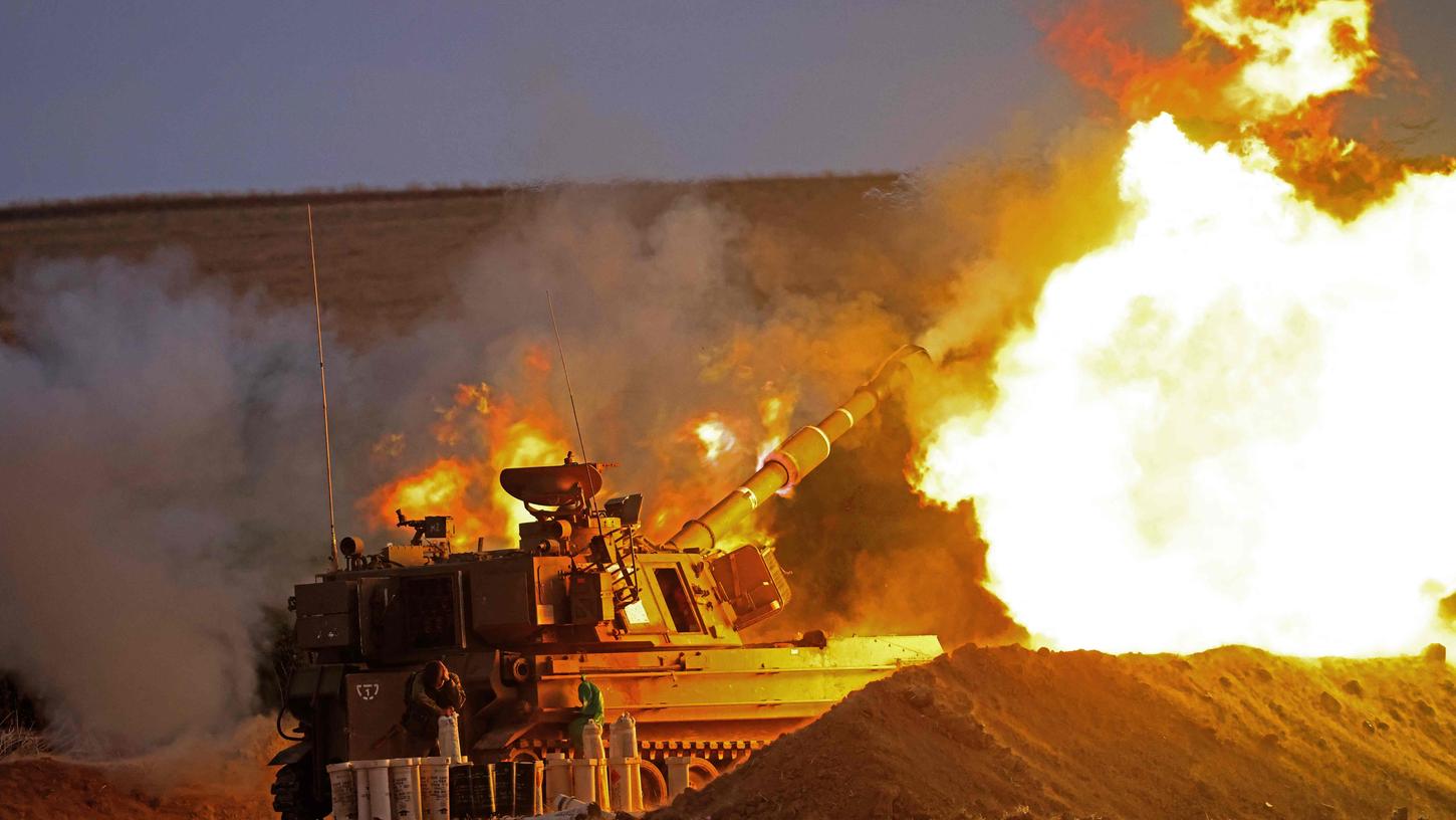 Israelische Soldaten feuern am 17. Mai eine 155-mm-Haubitze mit Eigenantrieb von ihrer Position entlang des Gaza Streifens zur palästinensischen Enklave.
