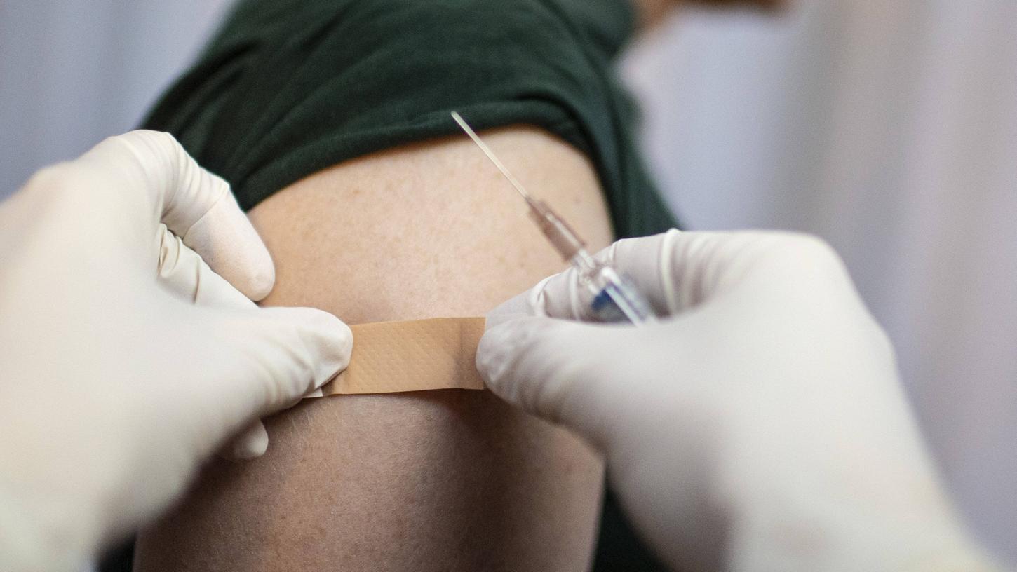 Im Landkreis Kronach sollen Menschen voraussichtlich doch keine dritte Impfung erhalten, wenn sie nach einer Erstimpfung mit Astrazeneca auf einen mRNA-Impfstoff umsteigen.
Im Landkreis Kronach sollen Menschen voraussichtlich doch keine dritte Impfung erhalten, wenn sie nach einer Erstimpfung mit Astrazeneca auf einen mRNA-Impfstoff umsteigen.