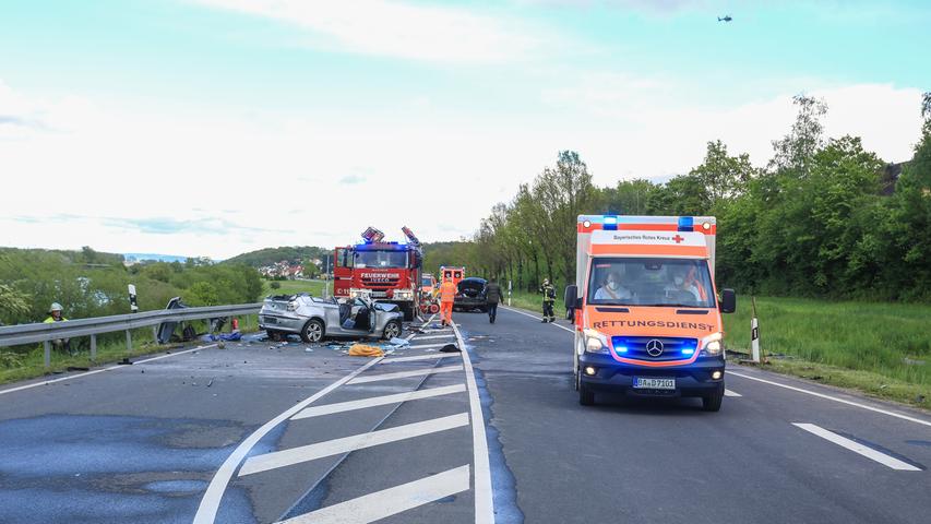 Mustang schleudert in Gegenverkehr: Vier Menschen bei Bamberg schwer verletzt