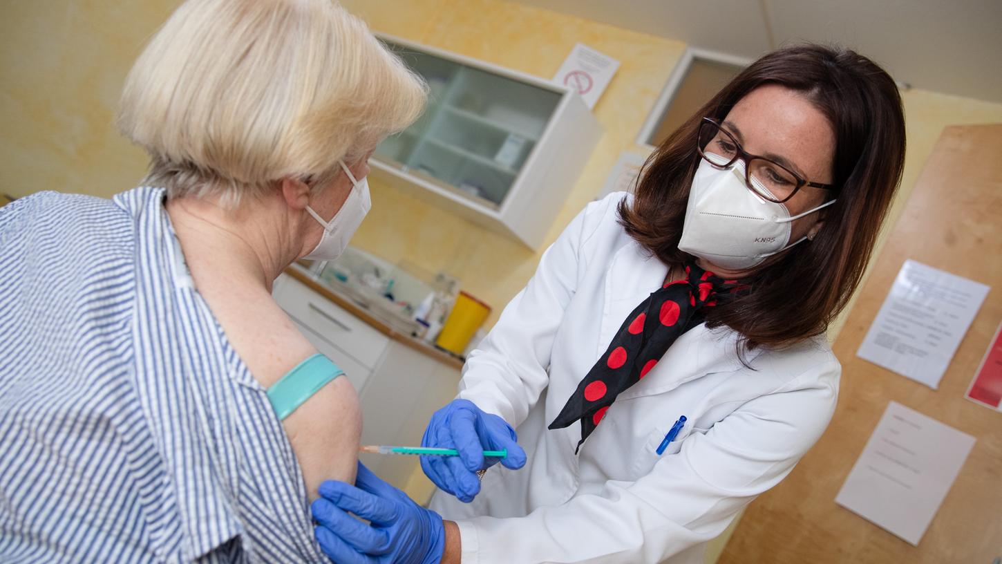 In NRW haben die ersten Hausärzte die Impfungen bereits wieder gestoppt, da ihre Mitarbeiter überfordert sind und sie sich mit teils aggressiven Impfwilligen auseinander setzen müssen.