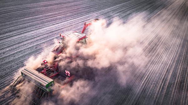 Ackerbau - Trockenheit, Traktor verschwindet bei der Aussaat von Winterraps in einer Staubwolke, Luftaufnahme. Luftaufn