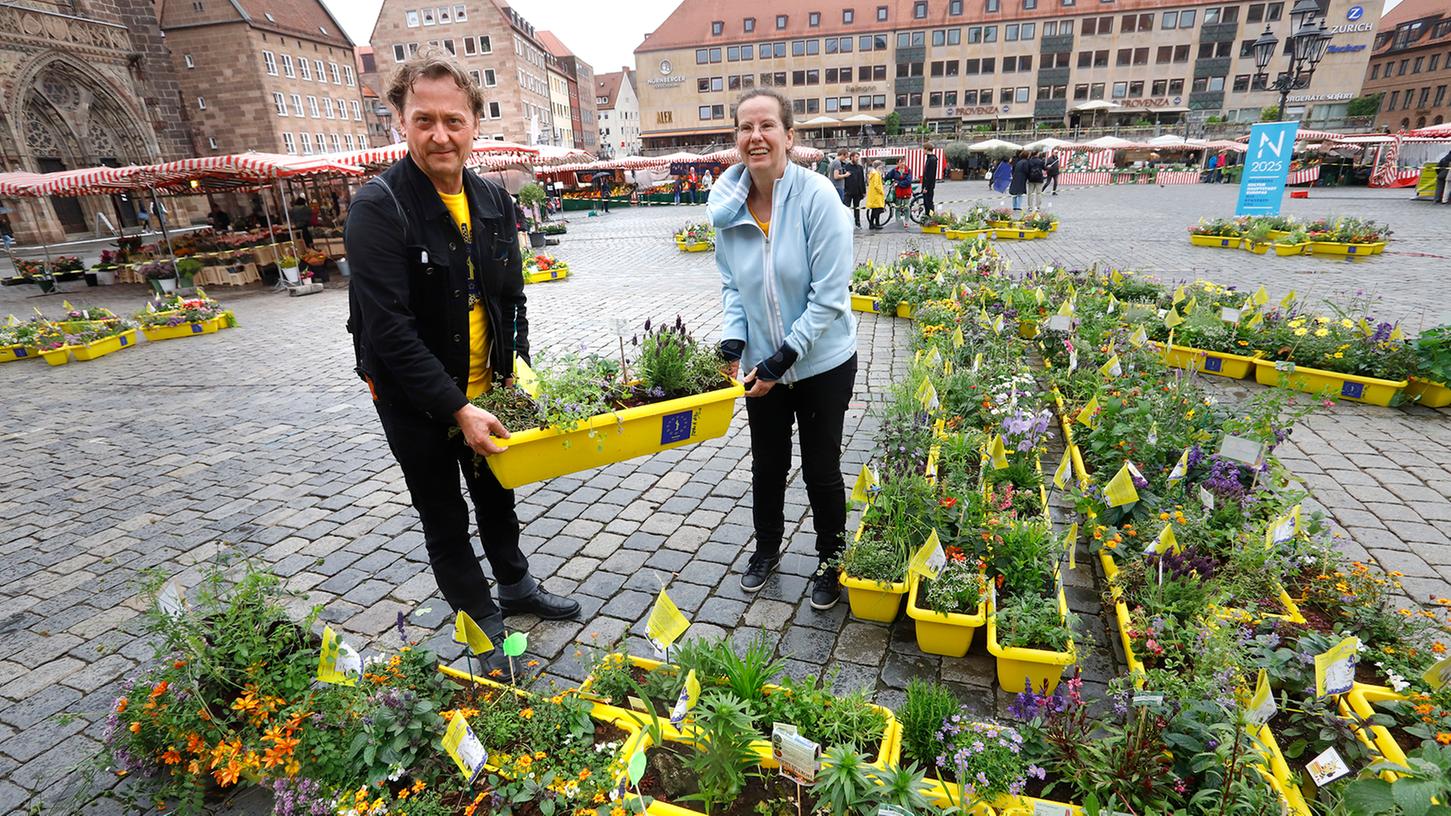 Für den Schutz der Bienen hat sich das Paar Gisela Bartulec und Peter Kalb 2019 bei einer Aktion am Hauptmarkt eingesetzt - und nun ist ein Flashmob für 20. Mai 2021 geplant.   