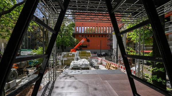Veranstaltungen im Kulturbereich unter freiem Himmel sind mit bis zu 500 Gästen möglich. Bei einer Inzidenz über 50 mit Testpflicht. Maskenpflicht und fester Sitzplatz sind weitere Voraussetzungen. Kinos und Theater konnten schon bei einer Inzidenz von unter 100 öffnen.