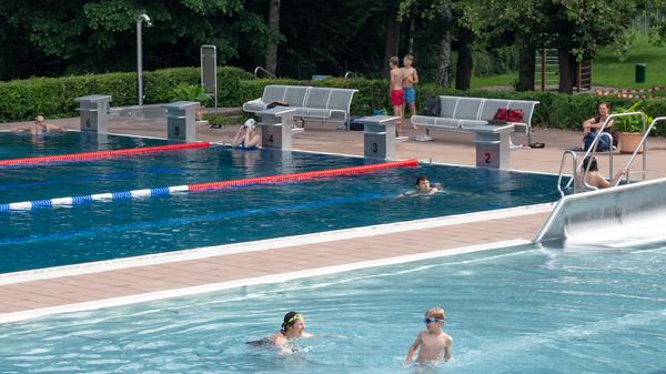 Ab ins Freibad. Aber Achtung! Die Freibäder sind ab dem 21. Mai nur dort geöffnet, wo die 7-Tages-Inzidenz die 100 nicht übersteigt. Pro einem Quadratmeter ist auch nur ein Badegast erlaubt. Der Besucher braucht zudem einen Termin und einen negativen Corona-Test. Diese Testpflicht entfällt in Landkreisen und kreisfreien Städten mit einer stabilen 7-Tages-Inzidenz unter 50.