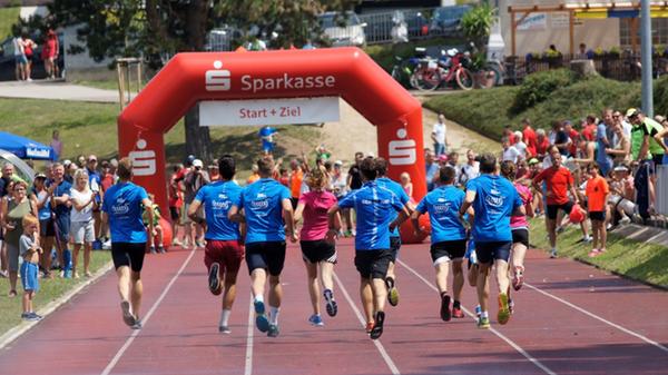 Solche Bilder, unser Foto zeigt den Altmühlfrankenlauf 2018 in Treuchtlingen, wird es auch in den kommenden Wochen wohl nicht geben. Aber es gibt im sportlichen Bereich kleine Lockerungen. Liegt die 7-Tages-Inzidenz stabil unter 100 sind ab dem 21. Mai Sportveranstaltungen im Freien (hierzu zählen auch Freiluftstadien mit überdachten Zuschauerplätzen) mit bis zu 250 Zuschauern möglich. Es besteht jedoch Testpflicht und den Zuschauern werden feste Sitze zugewiesen.