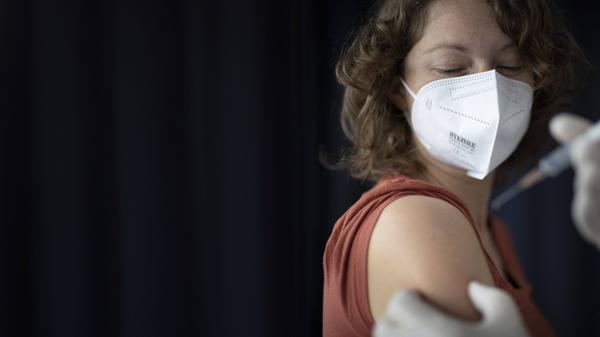 Bei der Kabinettssitzung Anfang Mai wurde bereits beschlossen, Geimpfte und Genesene gleichzustellen. Für diese Personen soll künftig keine Quarantäne- oder Testpflicht mehr bestehen. Eine Ausnahme gilt weiterhin für den Besuch in Alten- und Pflegeheimen. Hier braucht jeder einen Test.