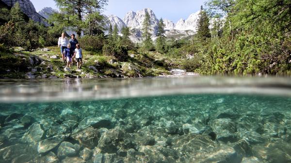 Weiterhin gilt - das hatte das Kabinett bereits Anfang Mai entschieden - dass bei einer Sieben-Tage-Inzidenz stabil unter 100 Ferienwohnungen, Ferienhäuser, Hotels und Campingplätze ab dem 21. Mai wieder öffnen können. Bei einer Inzidenz unter 50 muss nur noch bei Ankunft einen Testnachweis vorgelegt werden. Außerdem wurde die Regelung abgeschafft, dass Personen aus zwei verschiedenen Hausständen kein Zimmer buchen konnten.