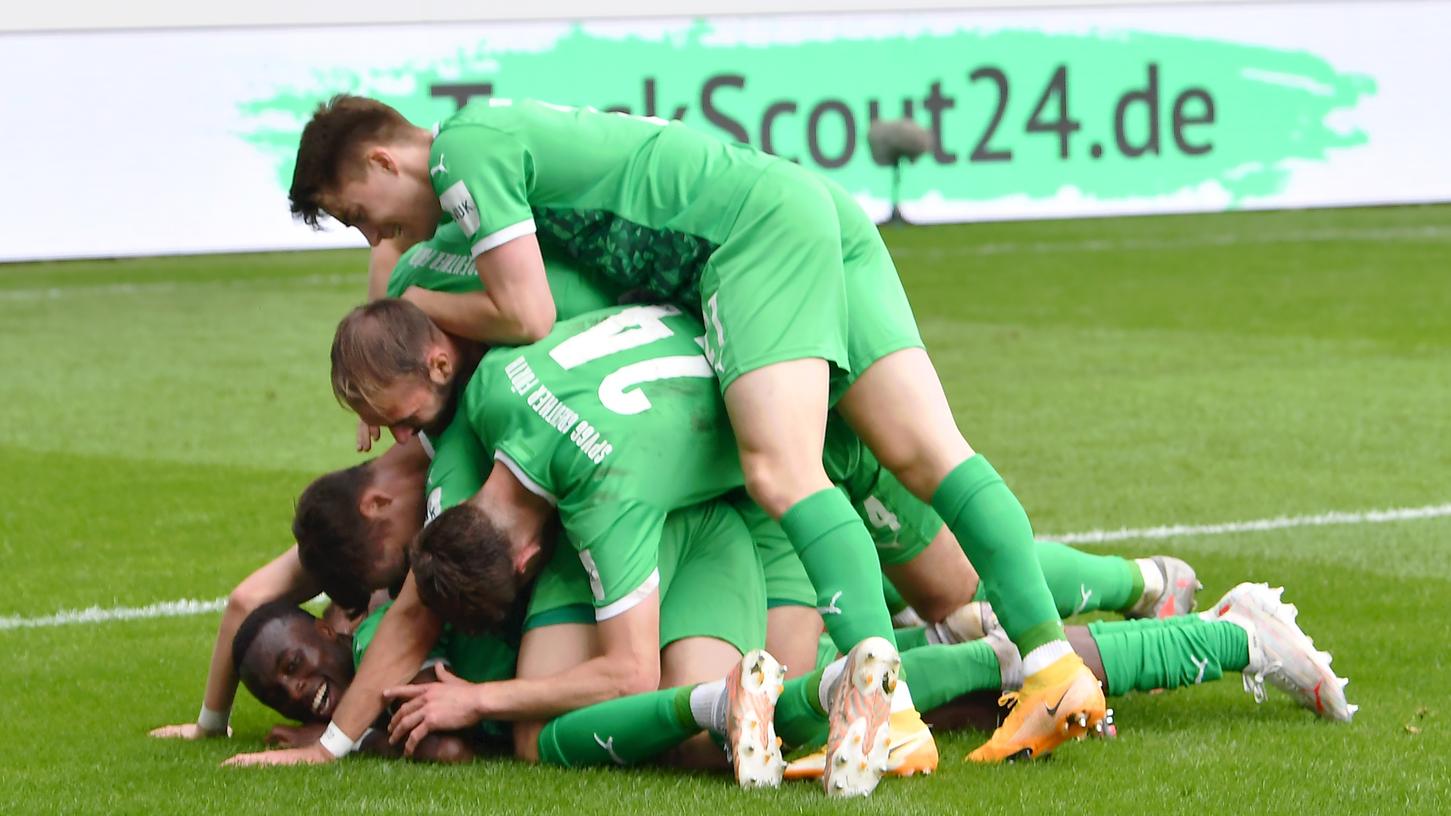 Fürther Jubelpyradmide: Nach dem 4:2 in Paderborn hat das Kleeblatt das Glück in der eigenen Hand.
Fürther Jubelpyradmide: Nach dem 4:2 in Paderborn hat das Kleeblatt das Glück in der eigenen Hand.