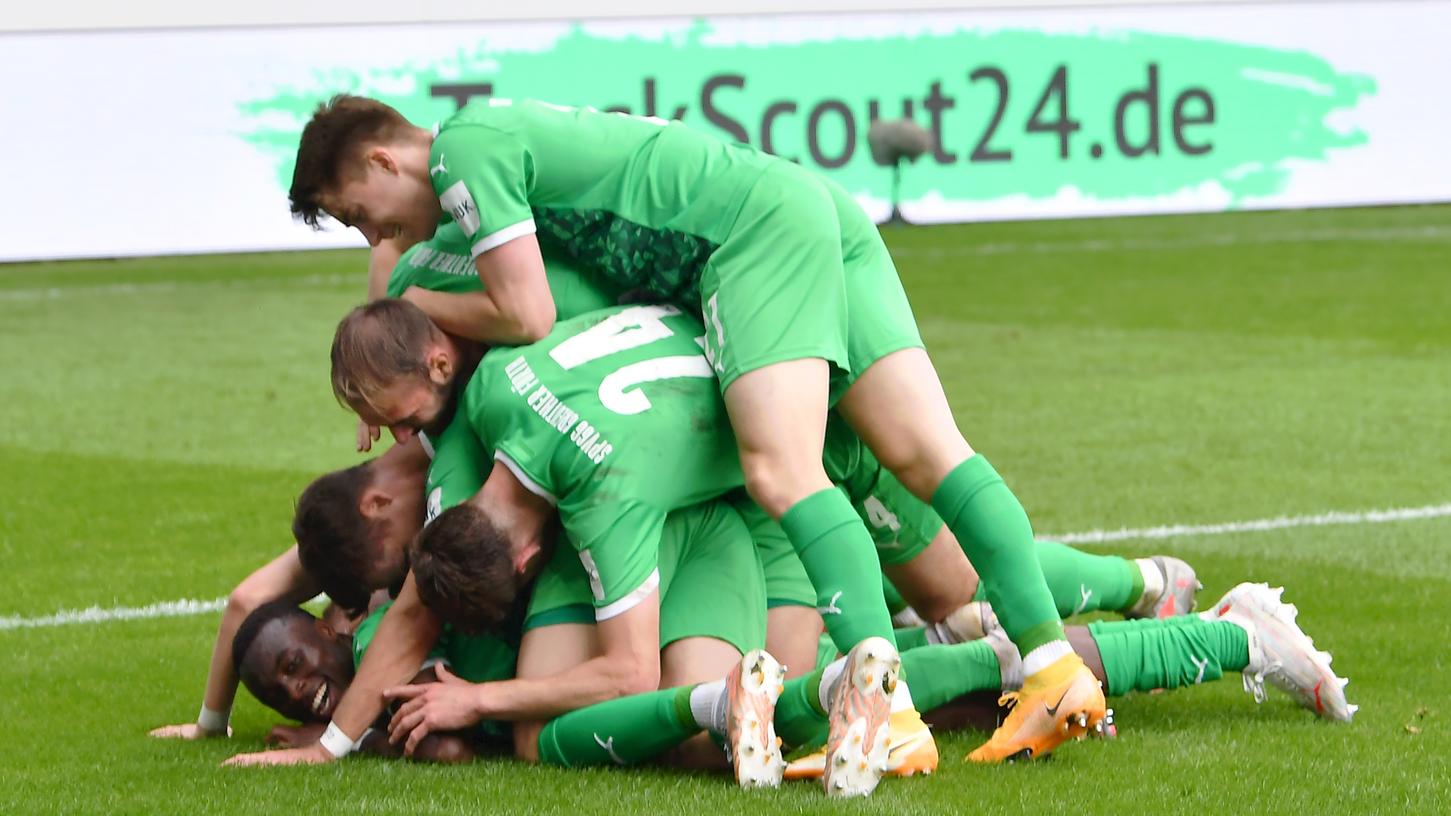 Fürther Jubelpyradmide: Nach dem 4:2 in Paderborn hat das Kleeblatt das Glück in der eigenen Hand.