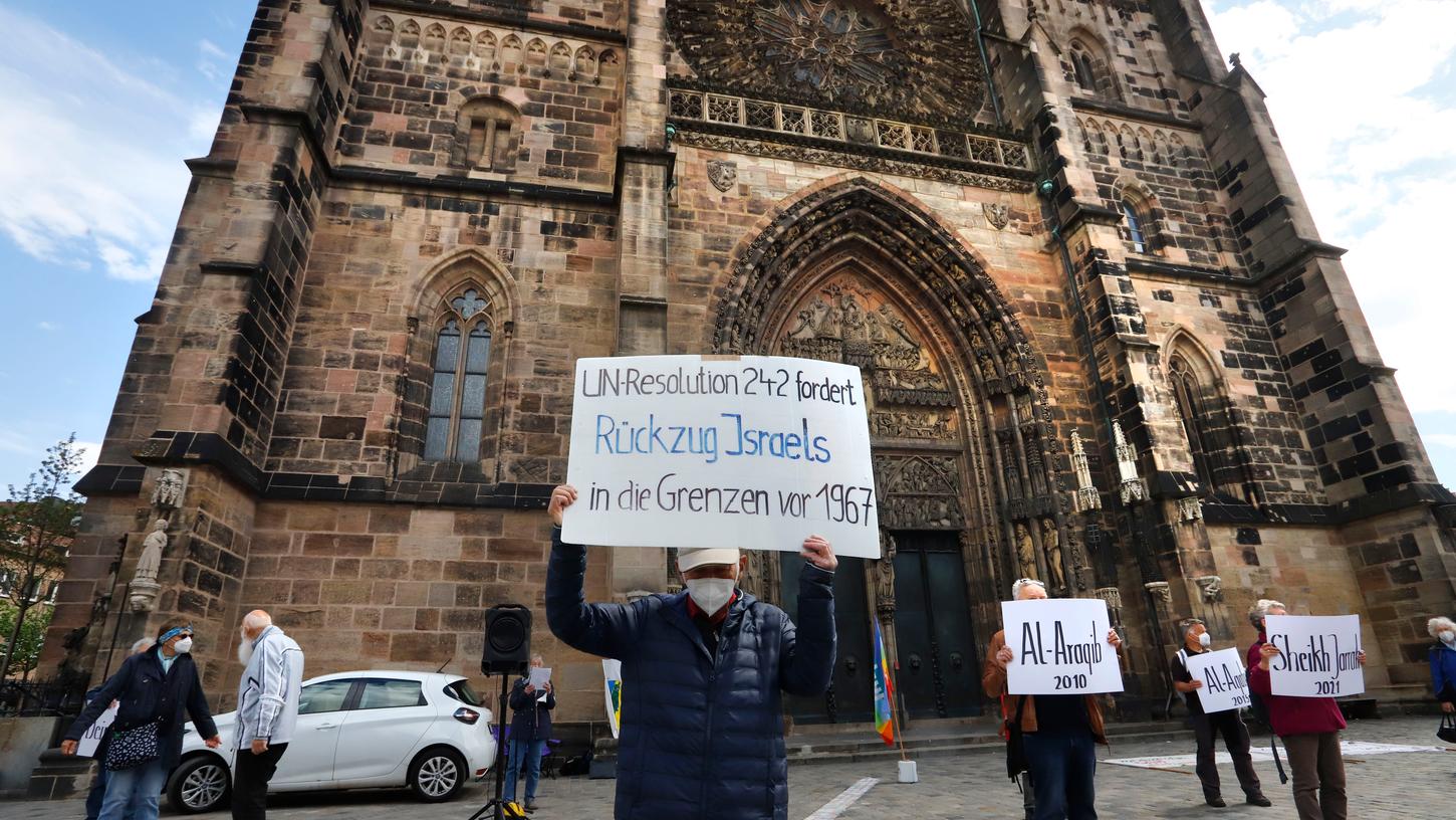 Am vergangenen Samstag rief das Nürnberger Evangelische Forum für den Frieden (NEFF) zu einer Mahnwache vor der Lorenzkirche auf. Als sich weitere 130 Personen anschließen wollten, brachen die Veranstalter die Mahnwache ab. Im Anschluss kam es auf dem Jakobsplatz zu einer Spontandemo, die den Anlass für die laufende Ermittlung gab.
Am vergangenen Samstag rief das Nürnberger Evangelische Forum für den Frieden (NEFF) zu einer Mahnwache vor der Lorenzkirche auf. Als sich weitere 130 Personen anschließen wollten, brachen die Veranstalter die Mahnwache ab. Im Anschluss kam es auf dem Jakobsplatz zu einer Spontandemo, die den Anlass für die laufende Ermittlung gab.