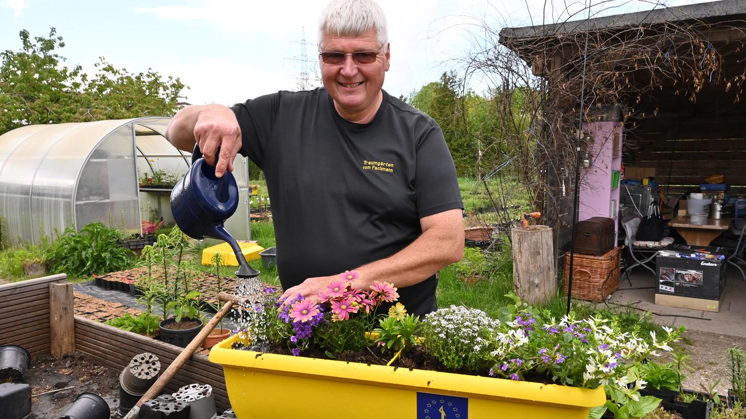 Stefan Strasser in seiner Gärtnerei: Hier hat er gerade einen der gelben Kästen bepflanzt - die Bienen werden sich freuen.
