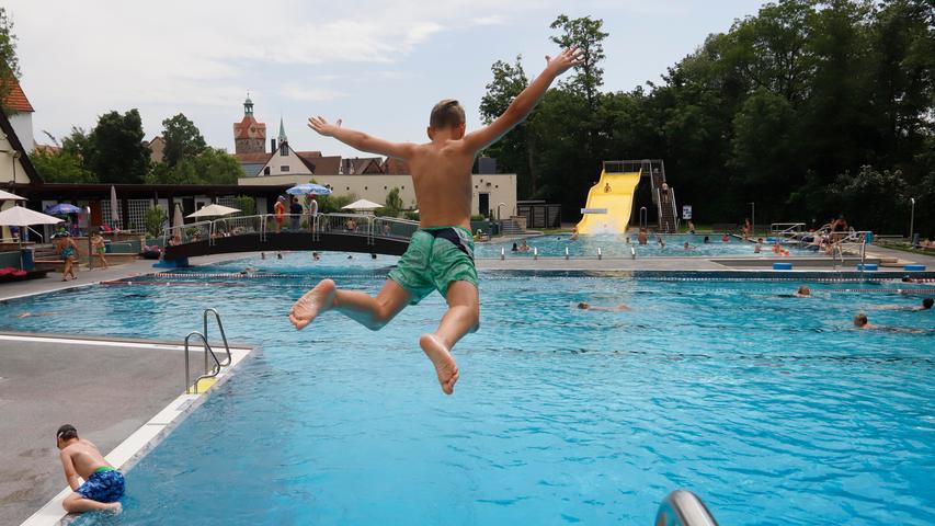 Das Herzogenauracher Freibad. Das Herzogenauracher Freibad.